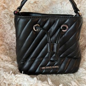 Small bucket bag with chain long strap